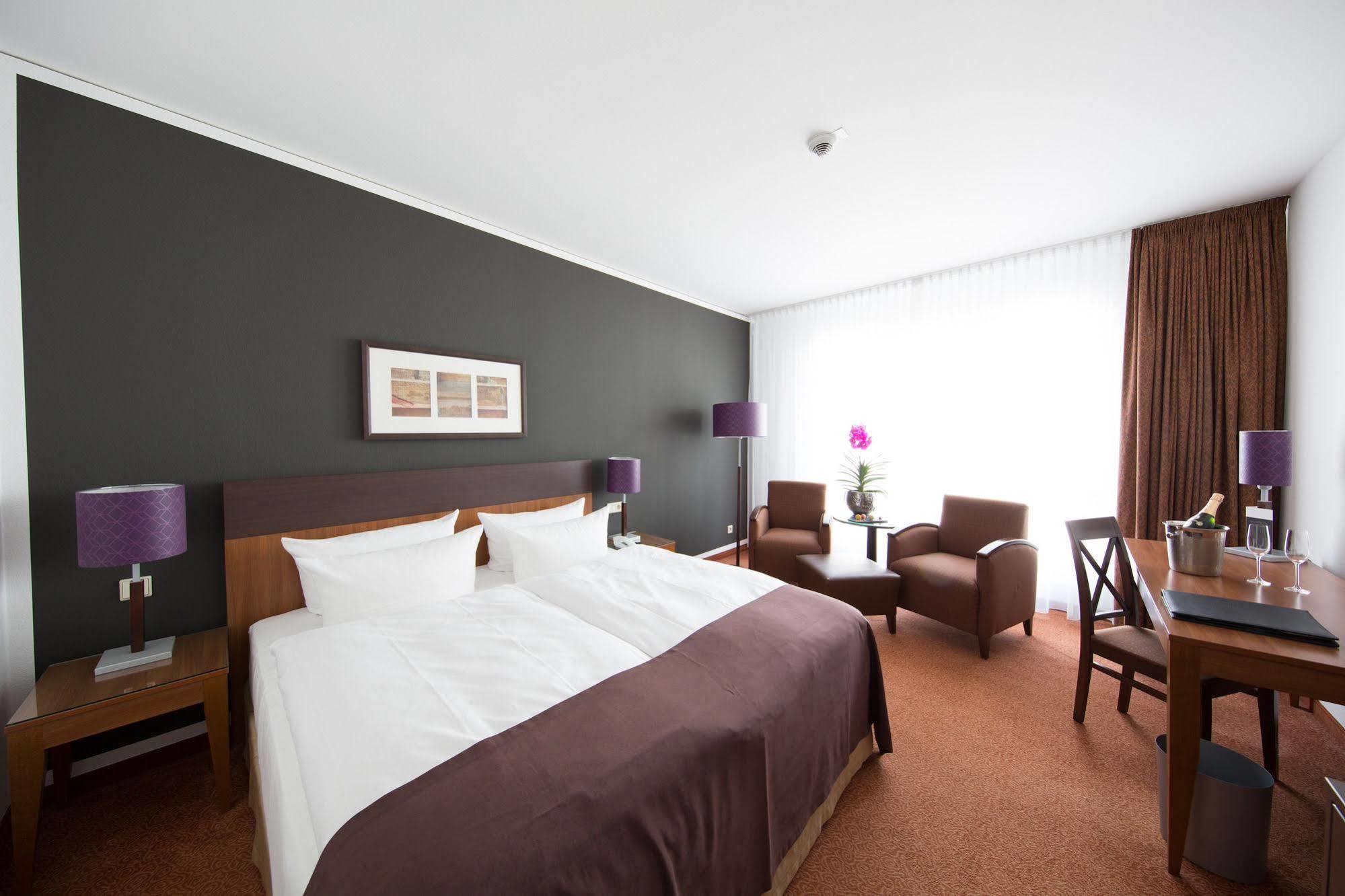 Dorint Hotel Am Dom Ерфурт Екстериор снимка